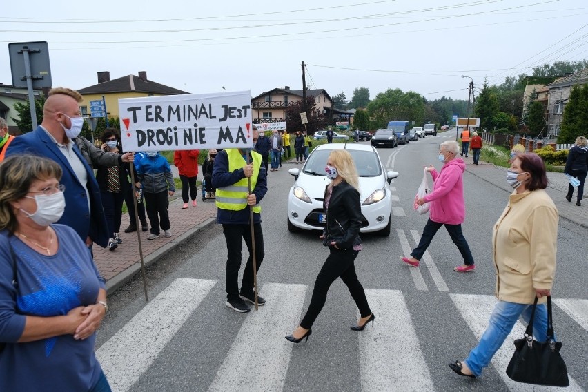 Mieszkańcy Sławkowa protestowali przeciwko tirom na ul....