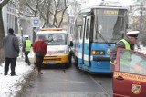 Zderzenie tramwaju z pojazdem pomocy drogowej na Szczytnickiej (ZDJĘCIA)