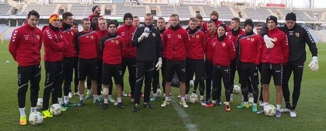 Drużyna Korony Kielce wspiera Michała Jureckiego w trudnym momencie, po odniesieniu kolejnej kontuzji.