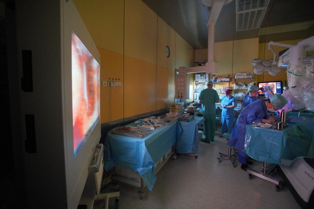 Wielkopolskie Centrum Onkologii ma do dyspozycji robot chirurgiczny da Vinci, ale można nim wykonywać tylko jedną operację tygodniowo. Powód? Koszty.
