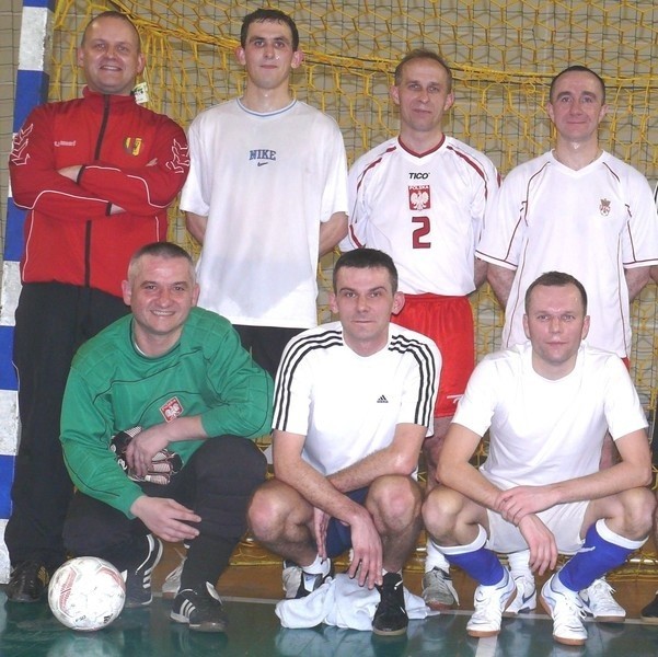 Reprezentacja Polski Księży we wszystkich meczach mistrzostw straciła tylko jedną bramkę, w czym duża zasługa bramkarza księdza Dariusza Gałka z Radomia (pierwszy z lewej w dolnym rzędzie).