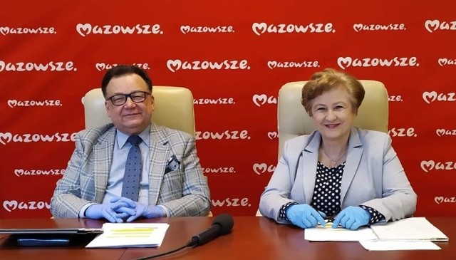 Marszałek Adam Struzik oraz Elżbieta Lanc z zarządu województwa mazowieckiego podczas poniedziałkowej konferencji prasowej.