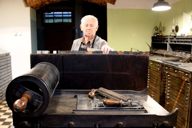 Karol Franek, twórca Muzeum Drukarstwa w Cieszynie. Dzięki jego staraniom i pracy pasjonatów drukarstwa w Cieszynie udało się stworzyć unikat na skalę kraju.Zobacz kolejne zdjęcia. Przesuwaj zdjęcia w prawo - naciśnij strzałkę lub przycisk NASTĘPNE