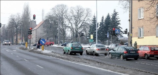Kierowcy skręcający w lewo z ul. Szczecińskiej w ul. Sobieskiego chcą zmiany organizacji ruchu na tym skrzyżowaniu.