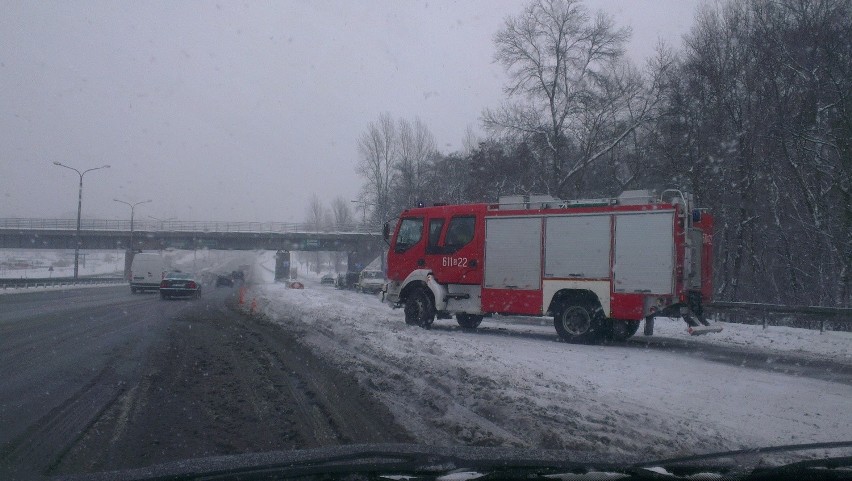 Wypadek w Sosnowcu na DK 86 [ZDJĘCIA] Przewrócony bus zablokował drogę. Kierowca w szpitalu