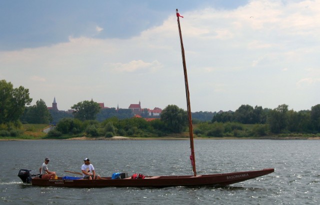 Nadwiślańskie widoki zachwycają turystów na całej długości królowej polskich rzek. Jednym z piękniejszych jest panorama zabytkowego Chełmna. Za sterem Basonianki Jakub Gołębiewski