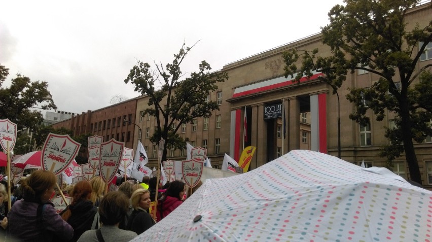 Podkarpaccy nauczyciele pikietowali przed Ministerstwem Edukacji w Warszawie [ZDJĘCIA]