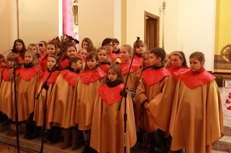 Podczas nabożeństwa występowała schola dziecięca Boże...