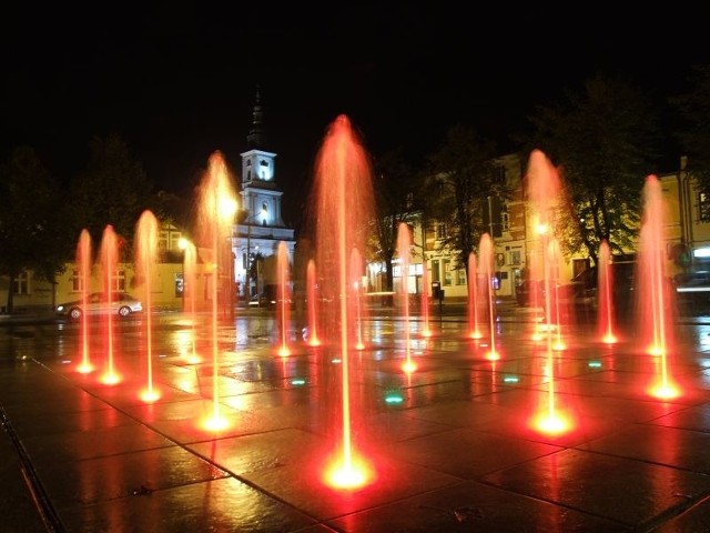 Wolsztyńska fontanna przy ratuszu przyciąga codziennie zmiennością barw. Ale atrakcyjna jest także w zimie, gdyż stosuje się wówczas świetlną imitacją fontanny, a z głośników płyną wówczas kolędy.