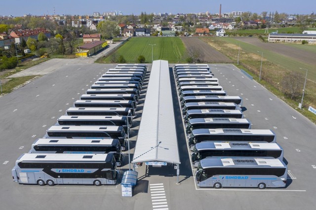Autokary Sindbada w bazie w Opolu gotowe do wyjazdu.