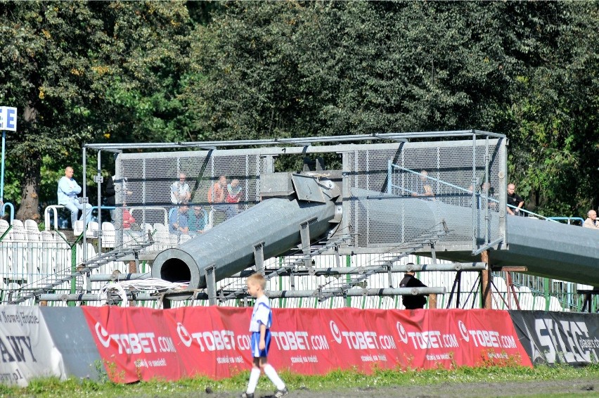 Maszty oświetleniowe na stadionie Hutnika już były, i to...