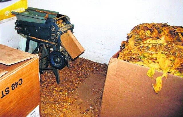 Policjanci odnaleźli prawie 3 tony liści tytoniu, ponad 150 kilogramów krajanki tytoniowej, ponad 13 tysięcy sztuk papierosów, trzy maszyny do cięcia tytoniu oraz betoniarkę wraz z palnikami.