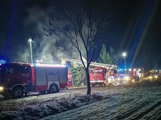 Pożar wybuchł minionej w nocy (8 lutego). Zapalił się dom jednorodzinny w miejscowości Śmieszkowo, w gminie Sława.Zgłoszenie o pożarze wpłynęło około godziny 3:20-3:30. Do akcji gaśniczej wyruszyło 7 zastępów straży pożarnej: dwa zastępy JRG Wschowa, trzy zastępy OSP Sława, zastęp OSP Śmieszkowo i zastęp OSP Ciosaniec. Na miejsce przyjechała też policja oraz pogotowie energetyczne.Jak informowali nas o godz. 8.40 strażacy z OSP Sława, akcja nadal trwała. Ogień zajął głównie poddasze, lecz pożar objął około 50 proc. budynku mieszkalnego. Na szczęście nikt nie został poszkodowany.Na czas akcji droga powiatowa w obu kierunkach, do Sławy i Spokojnej, została całkowicie zablokowana.Zobacz też: Pożar samochodu na drodze S3 pod Zieloną Górą