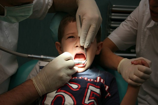Po wyrwaniu zęba nie zaszkodzi zjedzenie gałki lodów, która dla małego pacjenta będzie nagrodą za odwagę na fotelu dentystycznym.