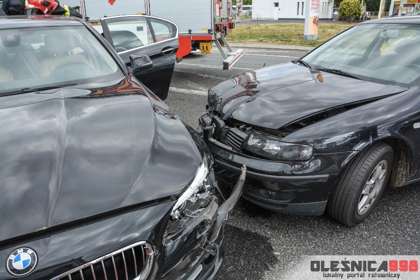 Wypadek BMW z seatem. W środku dwoje małych dzieci 