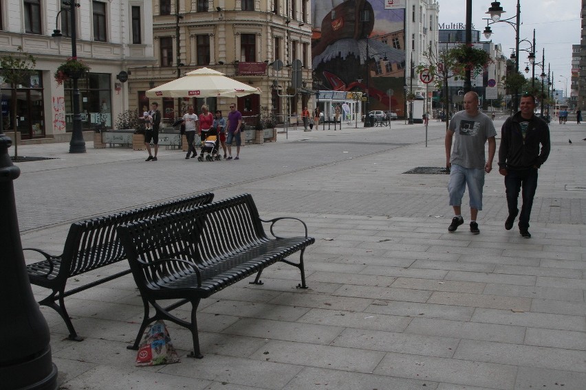 Niedziela na Piotrkowskiej: Brudna kostka i przepełnione kosze [ZDJĘCIA]