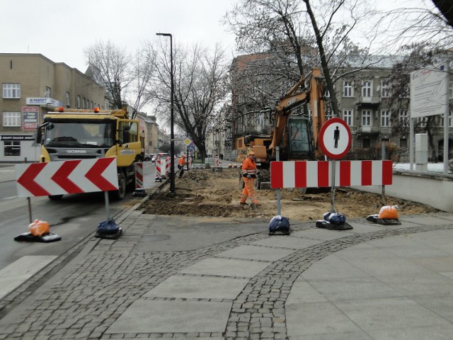 Drogowcy ułożą nowy chodnik i wybudują dodatkowe miejsca parkingowe przy ulicy Sienkiewicza w ramach rozszerzania strefy uspokojonego ruchu o południową część Śródmieścia.