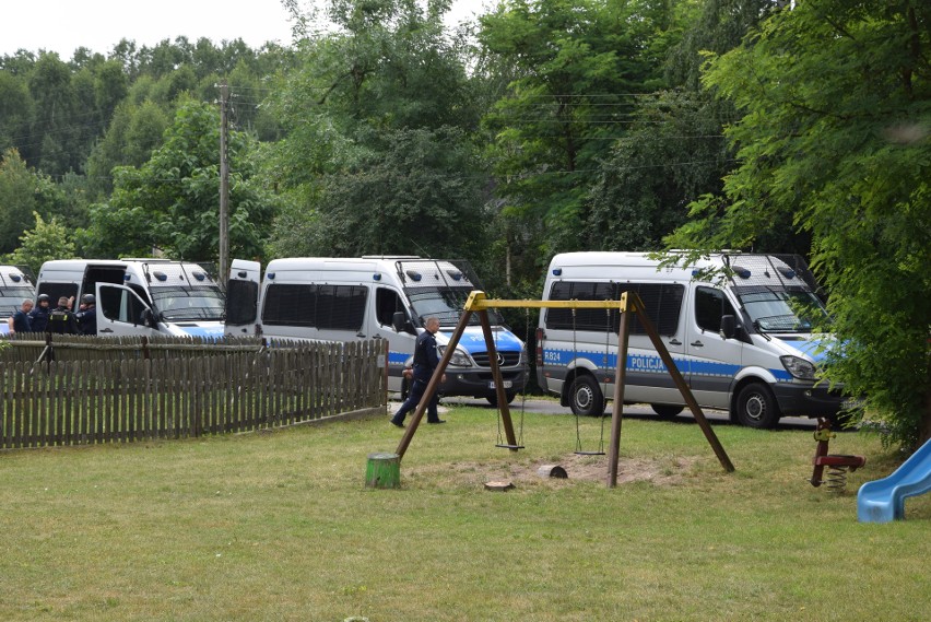 Poszukiwania zabójcy z Borowców. Policja apeluje o...