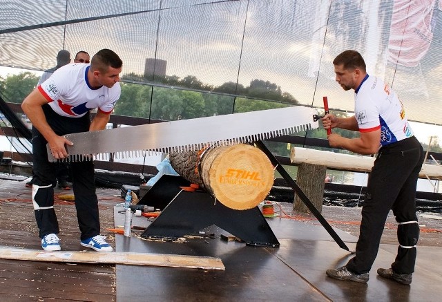 Przygotowanie do konkurencji cięcia drewna za pomocą dużej piły ręcznej. Od lewej: Arkadiusz Drozdek i Robert Adamowicz.