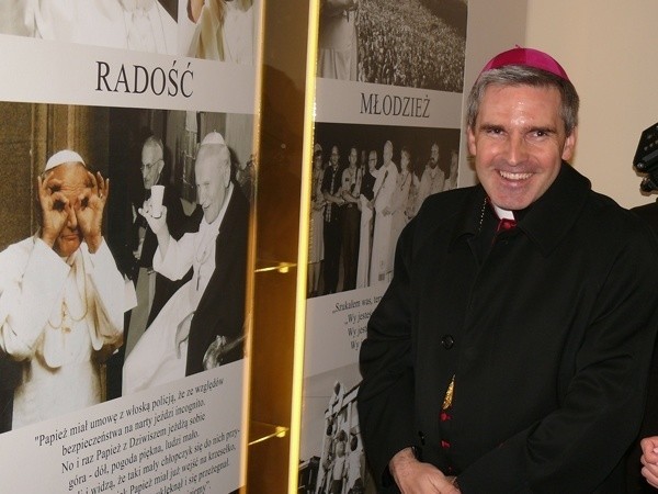 Biskup Krzysztof Nitkiewicz zwiedza Muzeum Jana Pawła II.