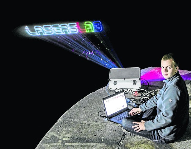 Pokazy z użyciem laserów i światła na wodzie to najnowszy projekt LasersLab. Arkadiusz Hudzikowski wyświetla logo firmy z użyciem opracowywanej przez nich technologii