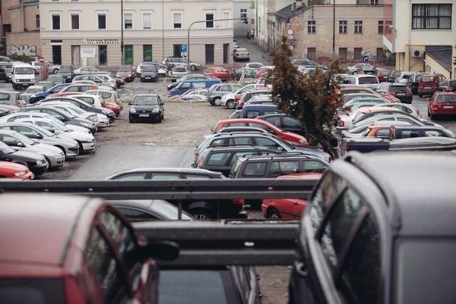 Obecny parking przy ul. Grudziądzkiej to prowizorka,  służąca urzędnikom i mieszkańcom od dobrych kilku lat