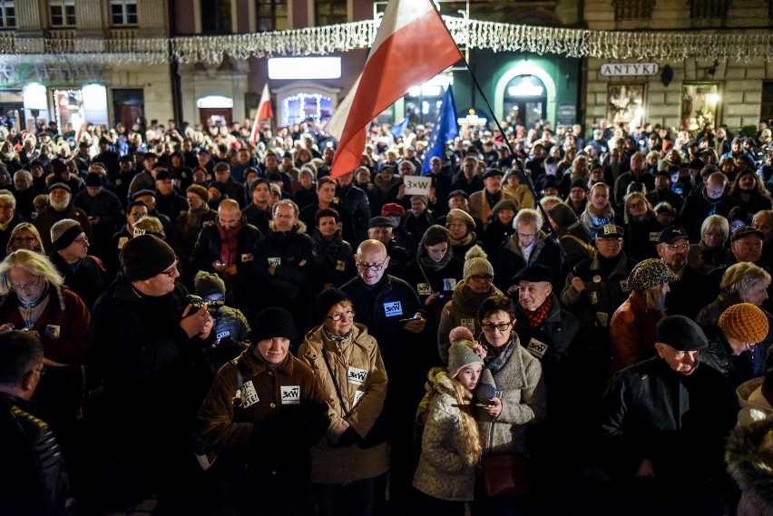 Tym razem Łańcuch Światła odbył się na Starym Rynku....