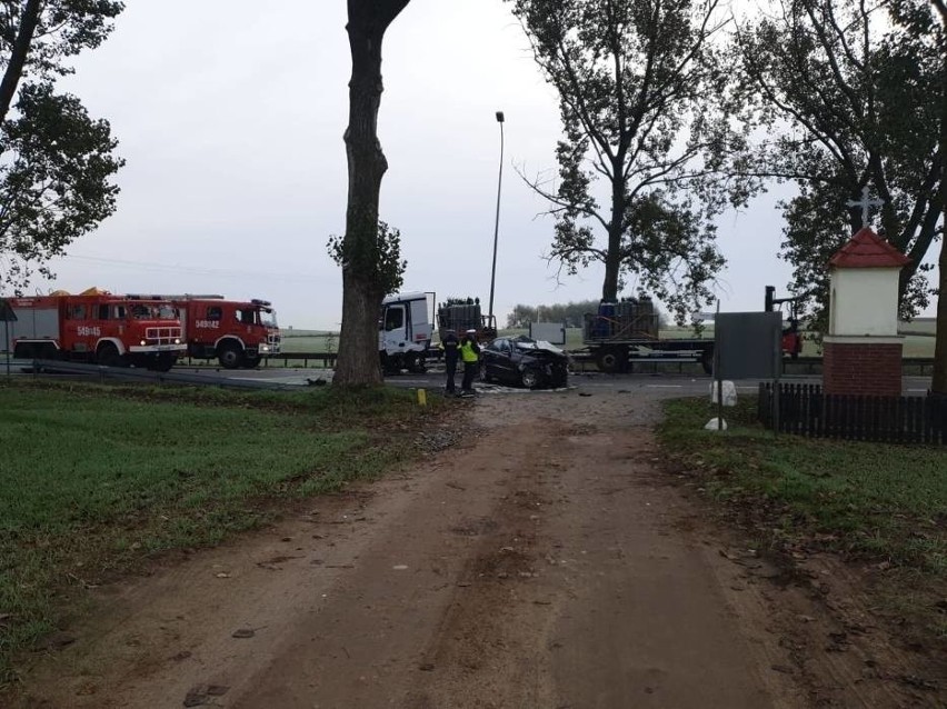 Śmiertelny wypadek w powiecie tczewskim 13.10.2020. r. Zderzyły się osobówka z ciężarówką przewożącą gazy. Droga zablokowana