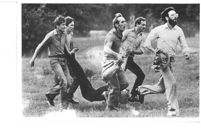 AIPN Wr. Lubin, grupa mężczyzn biegnie z rannym Michałem Adamowiczem.