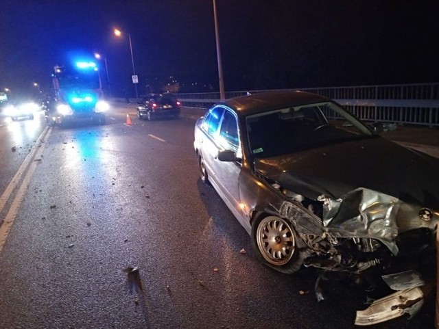 Do zdarzenia doszło w piątek, 1 listopada, na Trasie Nadwarciańskiej w Gorzowie. Kierujący bmw uderzył autokar. Kierujący bmw młody mężczyzna z niewyjaśnionych jeszcze przyczyn wpadł w poślizg w wyniku czego jego samochód uderzył w bok jadącego autokaru. Na miejsce dojechały wezwane służby ratunkowe. Drogę zabezpieczyła gorzowska straż pożarna. Kierowcą i pasażerem bmw zajęły się ekipy karetek pogotowia ratunkowego. Gorzowska policja wyjaśnia przyczyny oraz okoliczności zdarzenia. Na miejscu wystąpiły utrudnienia w ruchu.Zobacz również: Trwa policyjna akcja "Znicz". Pierwszego dnia zginęły 4 osoby, a 92 zostały ranne