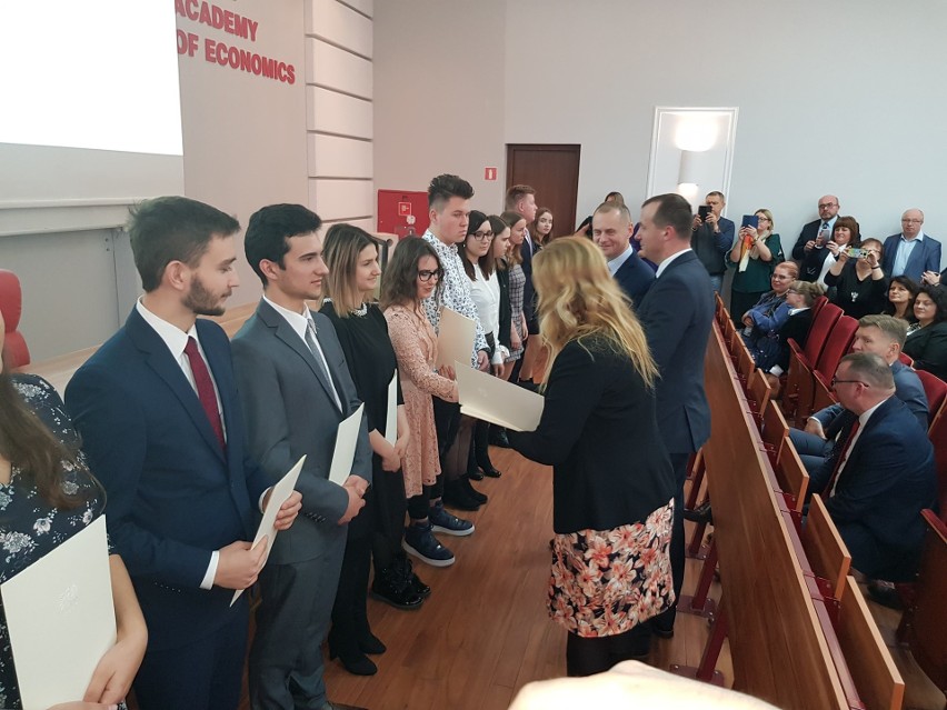 Stypendia premiera dla najlepszych uczniów otrzymały 64 osoby z Radomia i regionu radomskiego