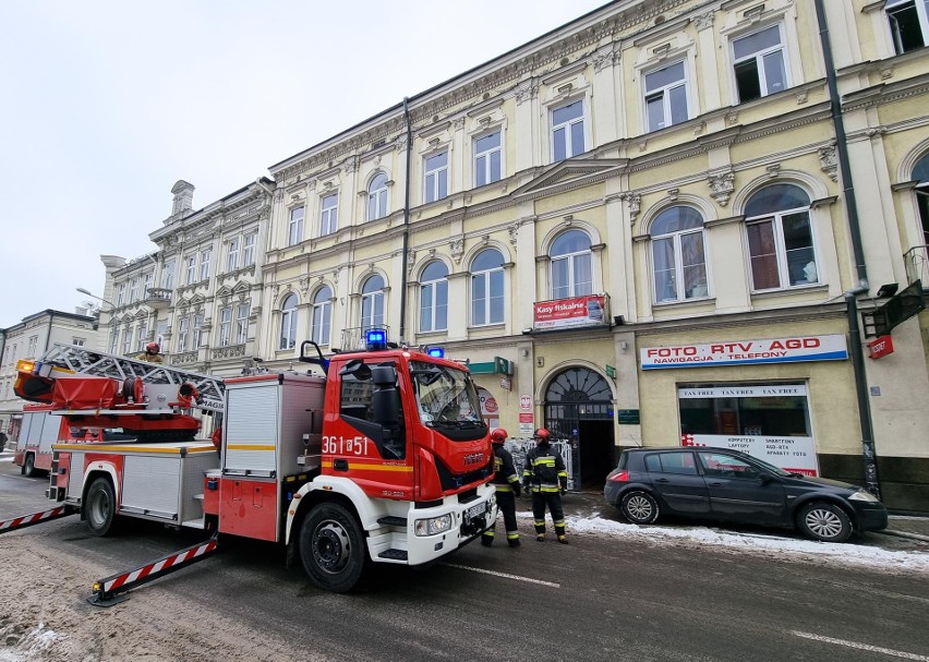 Pożar w Przemyślu. Ogień pojawił się w pomieszczeniach biurowych w kamienicy przy ul. Mickiewicza [ZDJĘCIA, WIDEO]