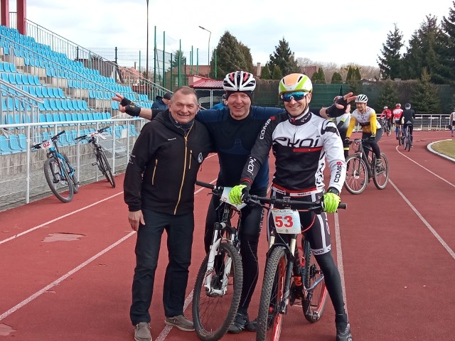 14. Zimowy Triathlon w Sandomierzu. Druga konkurencja - jazda na rowerze, później bieg.