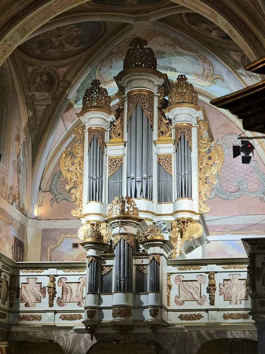 Bach u Cystersów w Wąchocku. To była prawdziwa myzyczna uczta w wykonaniu koreańskich pianistów. Bisom nie było końca. Zobacz zdjęcia i film