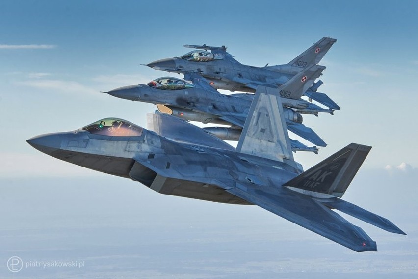 Huk myśliwców wielozadaniowych F-22 Raptor i F-16 z 32 Bazy...