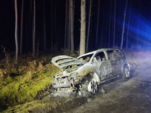 Volkswagen palił się na leśnej drodze, niedaleko drogi wojewódzkiej nr 134. Na miejscu pasażera odnaleziono zwłoki.