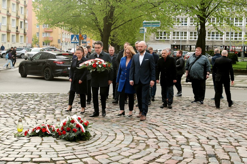 Politycy PiS oddali hołd ofiarom katastrofy smoleńskiej