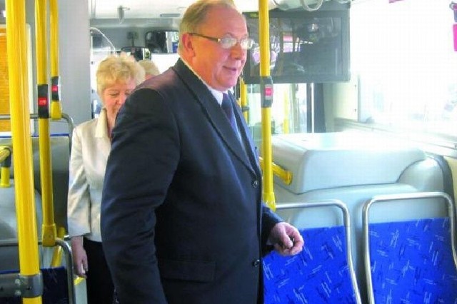 Prezydent Łomży w autobusie.