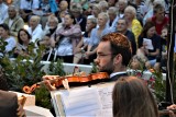 Tłumy zielonogórzan na koncercie promenadowym przed Filharmonią Zielonogórską [ZDJĘCIA, WIDEO]