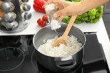 Nie do wiary, jak wiele osób gotuje ryż nieprawidłowo. Te 3 błędy mogą być szkodliwe dla zdrowia. Sprawdź, jak ugotować ryż