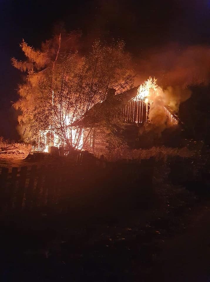 Pożar domu w Piganach w powiecie przeworskim. Z ogniem walczyło 5 zastępów strażaków PSP i OSP [ZDJĘCIA]