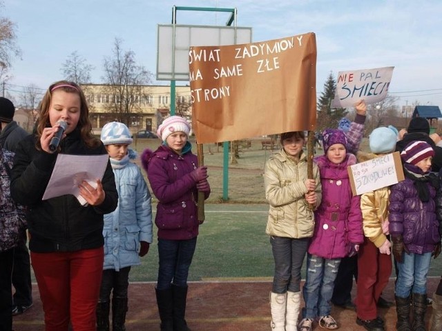 Uczniowie przeszli przez Andrzejewo z transparentami