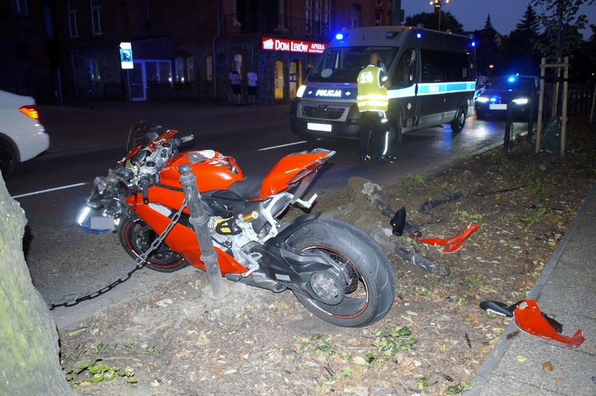 Pościg ulicami Słupska zakończył się wypadkiem. Motocykliście grozi więzienie [ZDJĘCIA]