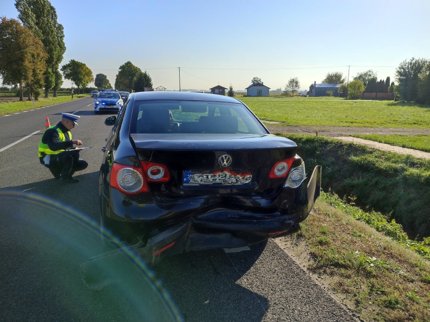Wypadek w Kręgach Nowych na drodze krajowej nr 62. Wypadek z udziałem dwóch samochodów i rowerzystki. 29.09.2021. Zdjęcia
