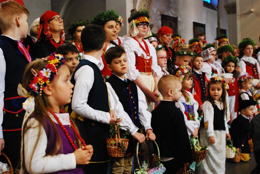 W Bytomiu-Rozbarku święcili pokarmy wielkanocne w strojach...