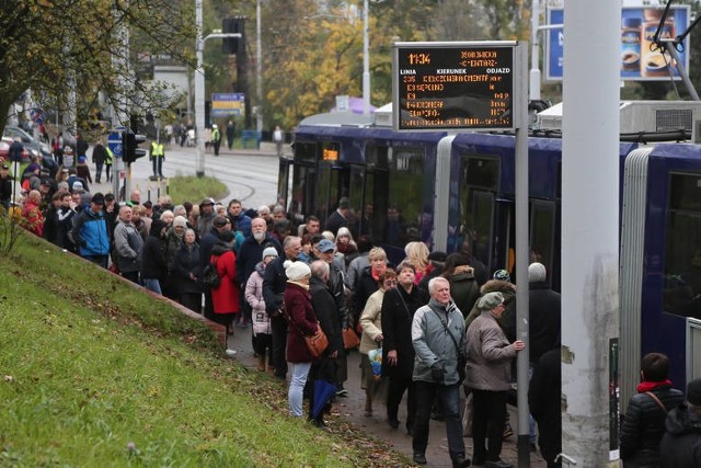 Wrocławianie na zmiany w kursowaniu MPK, a także na utrudnienia w ruchu samochodowym, muszą przygotować się już od soboty 26 października. Najtrudniej własnym autem będzie się poruszać 1 listopada, wtedy też uruchomionych zostanie kilkanaście specjalnych linii autobusowych i tramwajowych.Sprawdź na następnych slajdach, jakie zmiany szykują się w najbliższym czasie.