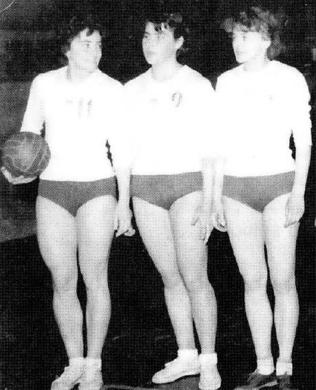 Ewa Dołmatow (pierwsza z lewej) z koleżankami z siatkarskiej drużyny AZS Białystok