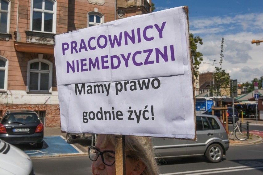 ”Żądamy wyższych płac” – skandowali pod Szpitalem Klinicznym...