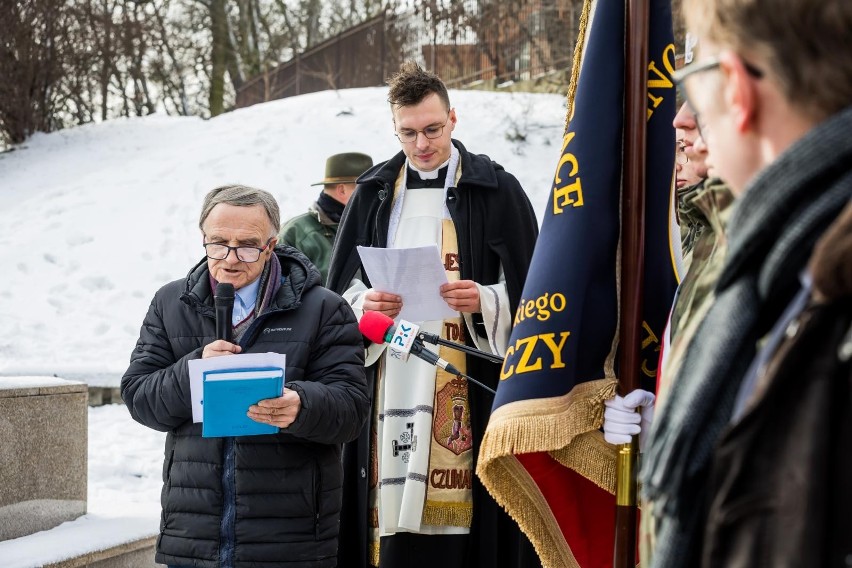 Pod pomnikiem Najświętszego Serca Pana Jezusa przy ul....