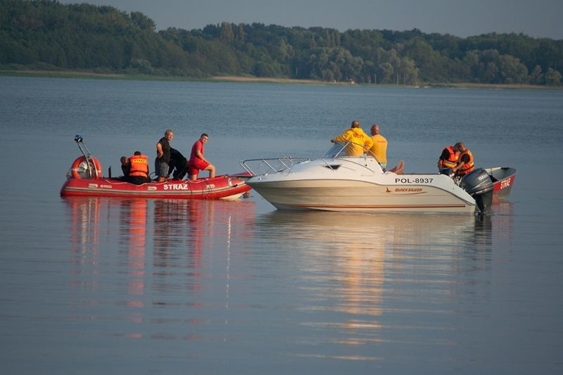 Dramatyczna akcja poszukiwawcza nad Miedwiem. 16-latek ze Stargardu poszedł pływać i ślad po nim zaginął [ZDJĘCIA]